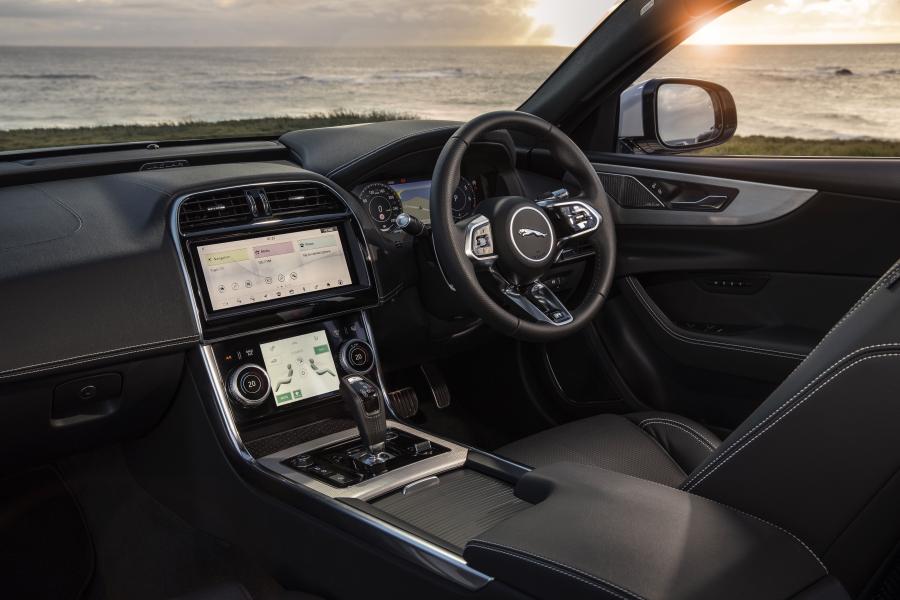 Торпедо Jaguar XE P300 R-Dynamic 2019 года  (AU) (фото 25 из 40)